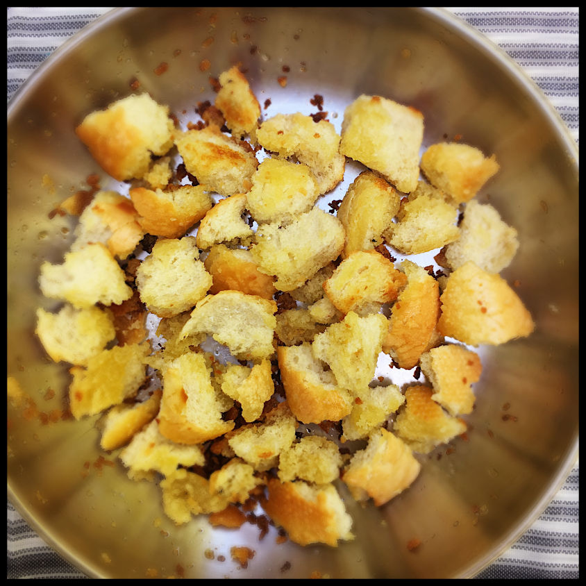 picture of toasted bread cubes